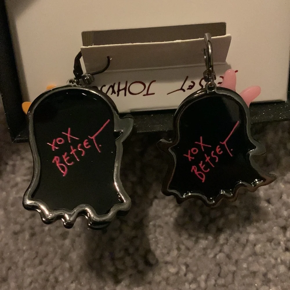 ‼️ LAST PAIR Betsey Johnson Mismatch Ghost Drop Earrings - Picture 4 of 12